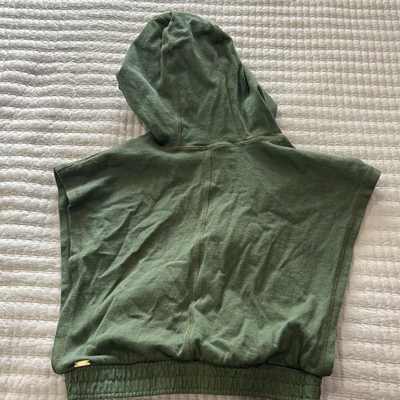 LIVE! SLEEVLESS GREEN HOODIE - Picture 2 of 3